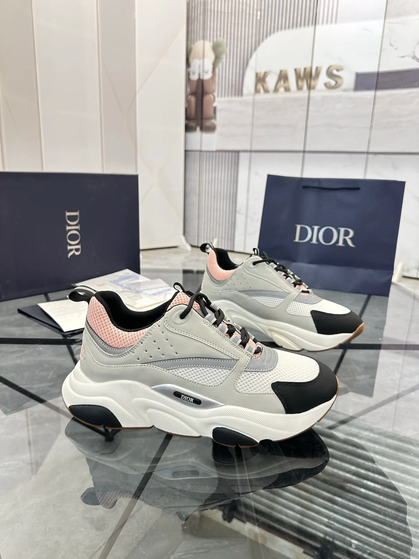 Men's shoes: 💰P460¥ Ready in Guangzhou, fully packaged Product trademark: Dior* "Dior*" low-top casual shoes Regular size: 38-46 (can be customized to 47) B22 Product materials: imported cowhide leather upper spliced ​​with original fabric, breathable lining, original outsole. Number: 920